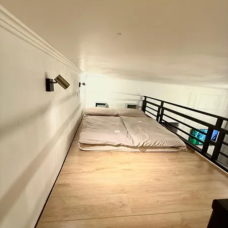 Stunning In Middle Of Wenceslas Square Πράγα