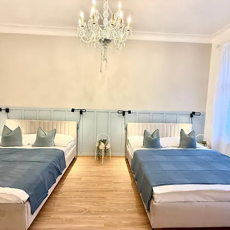 Stunning In Middle Of Wenceslas Square Πράγα